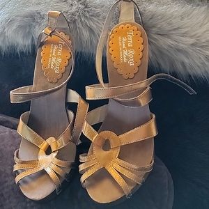 Terra Roxa wooden heels size 7